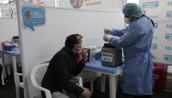 Ciudadano atento a la jeringa que usará el personal de salud para vacunarlo hoy en el Complejo Deportivo de San Isidro. (Foto: Jéssica Vicente / GEC)