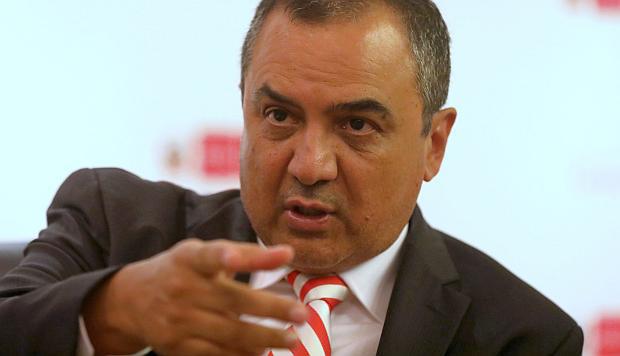 El ministro Oliva dijo que permitir a Odebrecht a seguir participando en los procesos de licitación de proyectos, no significa que pueda ganar una. (Foto: Reuters / Video: Canal )