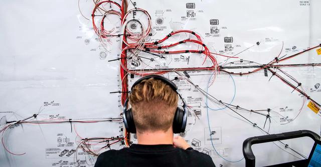 FOTO 4 | Un empleado diagrama el tendido eléctrico de un Koenigsegg. (Foto: AFP)