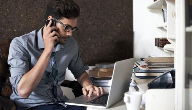 FOTO 10 | 10. Asistente virtual. Este trabajo es muy bueno para los universitarios porque pueden acomodar sus horarios a sus clases. Un asistente virtual tiene una amplia gama de responsabilidades administrativas y pueden incluir desde reservar viajes, organizar calendarios, tomar notas, transcribir notas, darle formato a artículos para blogs, hasta hacer investigaciones. El sueldo promedio en Estados Unidos para este puesto es de $15.57 dólares la hora.

Para que se fijen en tu CV resalta cualquier tipo de actividad administrativa que hayas hecho en otros trabajos que puedan testificar tus habilidades como una persona con recursos, capaz de administrar bien su tiempo. (Foto: Getty)