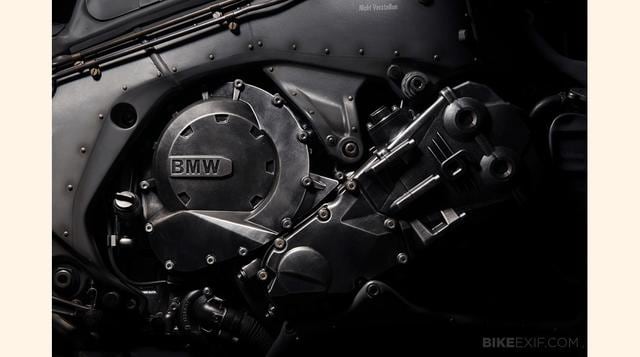 El motor parece haber quedado solo con los detalles más básicos.  El enorme depósito, la corta horquilla deportiva, el hermosos faro y las enormes llantas hacen esta versión de la BMW bastante impresionante. (Foto: Mega Ricos)