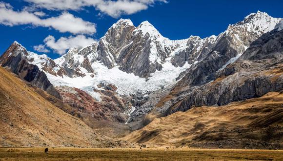 Es conocida como la montaña más alta del Perú, ya que se encuentra a más de 6.768 m.s.n.m. Está ubicada en el Parque nacional de Huascarán al limite de las provincias de Yungay y Carhuaz, en Áncash. Para poder escalar el Huscarán, primero debes llegar a Yungay, luego dirigirte a la localidad de Musho. Desde ese punto realizar una caminata de cuatro horas hasta el glaciar Raimondi, aquí varias personas permanecen para aclimatarse. Recuerda que la expedición dura de 6 a 7 días. (Foto: Shutterstock)