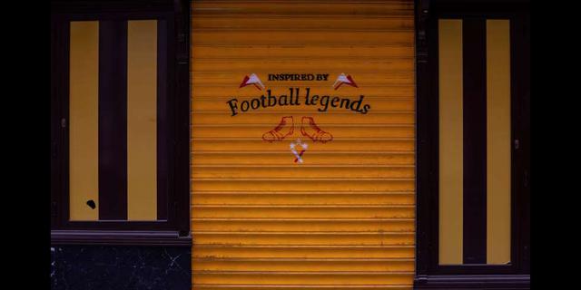 FOTO 7 | En esta imagen, tomada el 19 de abril de 2020, vista de la entrada a una tienda de camisetas de fútbol antiguas cerrada durante el brote de coronavirus, en Madrid, España. La Confederación Española de Comercio, que representa a miles de pequeños negocios, dijo que hasta el 30% de sus negocios echarán el cierre definitivo a menos que reciban ayudas gubernamentales. (AP Foto/Bernat Armangue)