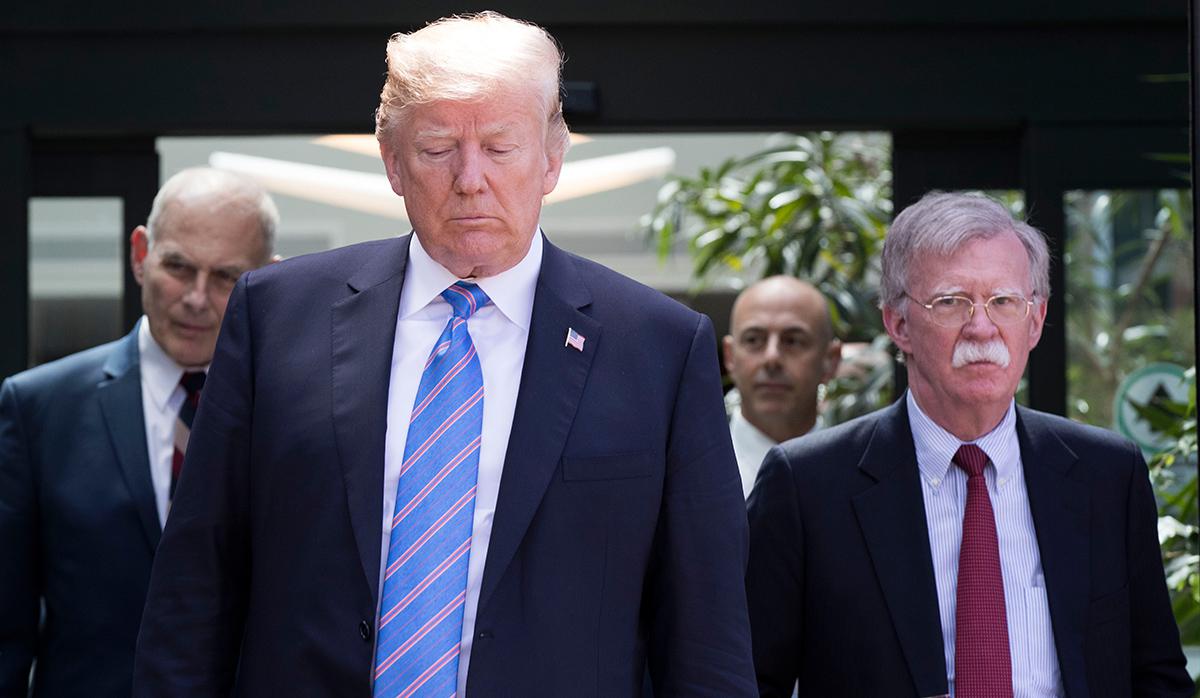 El presidente de los Estados Unidos, Donald Trump, al lado del que fue su asesor de seguridad nacional, John Bolton, en la cumbre del G7 en La Malbaie, Quebec, en 2018. (AFP)