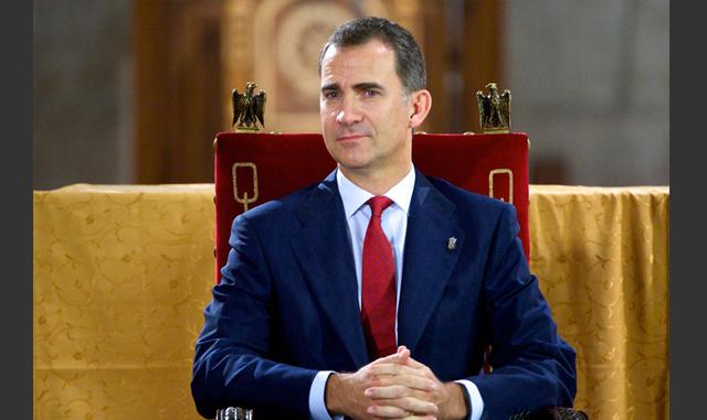 FOTO 9 | El monarca tuvo que conversar varias veces con los líderes de las fuerzas parlamentarias sin salirse del papel moderador que le atribuye la Constitución. En cuanto al contencioso catalán, existe una opinión mayoritaria entre los analistas de que ha sido para él lo mismo que el intento de golpe de Estado de 1981 para su padre, cuando tuvo que salir en televisión, lo mismo que entonces tuvo que hacer Juan Carlos I para subrayar y garantizar la pervivencia del sistema democrático ante los militares sublevados.