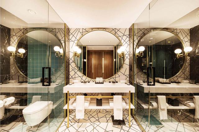 FOTO 3 | Hotel Sofía, Barcelona
El Princesa Sofía era mucho más que el hotel más grande de Barcelona y que la famosa y enorme bañera de burbujas de Samaranch. Fue un símbolo de la Barcelona Olímpica y del despegue turístico de la ciudad. Tras la renovación integral ha perdido parte del nombre (lo de Princesa), muchos oropeles y algunas habitaciones (para hacer suites más grandes), pero ha ganado en modernidad con el interiorismo de Jaime Beriestain y la oferta gastronómica de Carles Tejedor. LO + HOT su spa con productos Natura Bissé y el gimnasio con vistas al jardín.