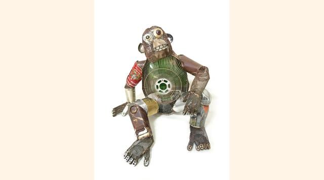 FOTO 8 | Toshiharu y otros seres fantásticos - Natsumi Tomita, antiguos útiles de cocina, piezas de bicicletas, latas, letreros, ventiladores rotos y paraguas perdidos.