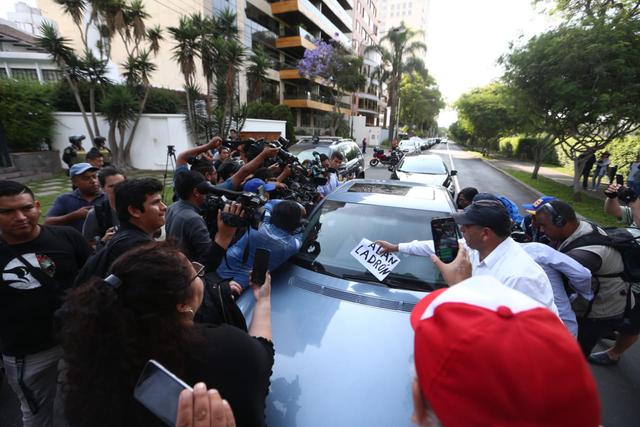 Luego se conocerse la presencia de Alan García en la residencia diplomática, se redobló la seguridad en los alrededores de la embajada Uruguaya. (Foto: Alessandro Currarino / El Comercio)