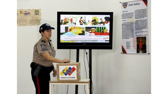 Una oficial de policía deposita su voto para elegir un nuevo Congreso. Las encuestas señalan que la oposición podría tener una importante presencia en la composición del nuevo Poder Legislativo. (Foto: Reuters)