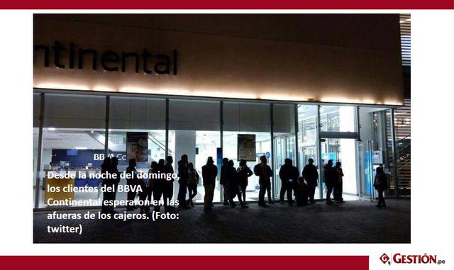 Foto 7: Desde la noche del domingo, los clientes del BBVA Continental esperaron en las afueras de los cajeros. (Foto: twitter)