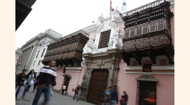 Mansiones de ambiente colonial. La más impecable de todas es, probablemente, el Palacio Torre Tagle, con llamativos balcones moriscos y portada barroca. Pero hay otras mansiones ante las que hay que pararse en el centro histórico, como la Casa de Aliaga, 