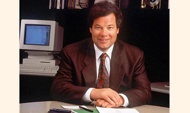 Después de las grandes pérdidas de Apple en 1993, Sculley fue despedido y pusieron en su lugar a Michael Spindler, un alemán que había trabajado para la compañía desde 1980.