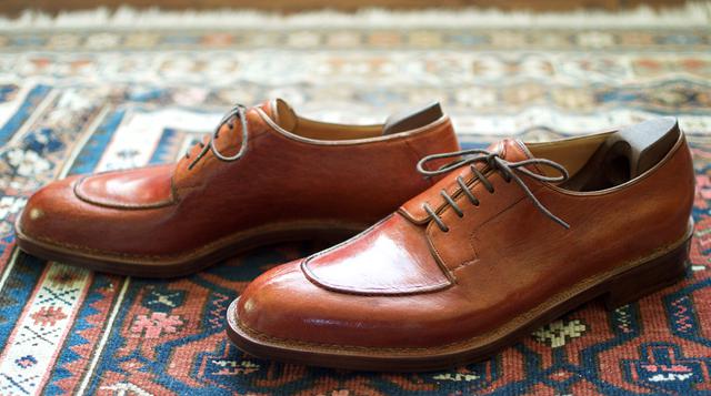 Nicholas Templeman. Es uno de los principales representantes de la más pura tradición del West End londinense, donde la horma, el montado y el cosido se hace todo a mano y sólo el cosido de los cortes a máquina. Trabajó para John Lobb siete años especiali