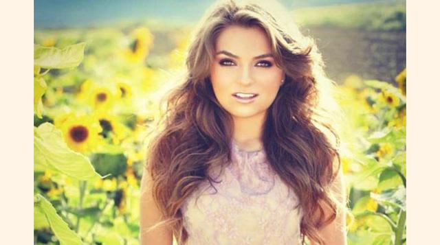 Sofía Castro, la hija mayor de Angélica Rivera, quien cumplió 20 años en octubre del 2016, declaró abiertamente desde la adolescencia sus deseos de seguir los pasos de su madre en la actuación y comenzó a tener participaciones televisivas, principalmente 