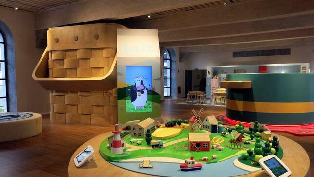 Ubicada en el antiguo hospital Grand Hôtel-Dieu, que ha sanado y visto nacer a miles de lioneses, el visitante dispone de 4,000 metros cuadrados desde la luminosa estancia de la cúpula central coronada por unas cucharas gigantes del artista Vincent Breed. (Foto: EFE)