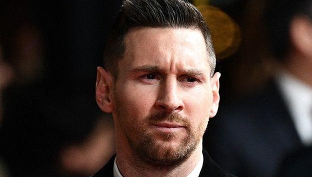 Lionel Messi ganó su sexto Balón de Oro y ya supera por un premio a Cristiano Ronaldo. (Foto: AFP)