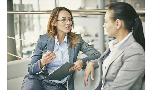 FOTO 2 | Muévete y habla 30% más lento. Movimientos muy acelerados cuando hablas denotan nerviosismo y falta de seguridad en lo que dices. Movimientos más lentos te hacen lucir más seguro y te dan mayor seguridad.