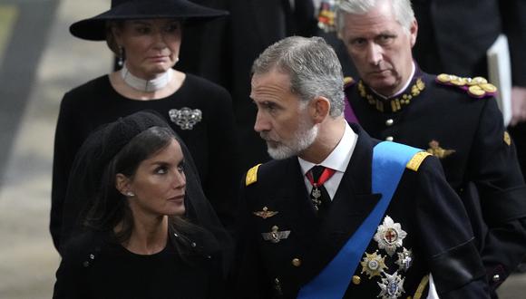 El rey Felipe VI de España (frente a la derecha) y la reina Letizia (frente a la izquierda) caminan con el rey Felipe y la reina Mathilde de Bélgica cuando salen de la Abadía de Westminster en Londres el 19 de septiembre de 2022, después del funeral estatal de la reina Isabel II de Gran Bretaña. (Foto de Frank Augstein / PISCINA / AFP)