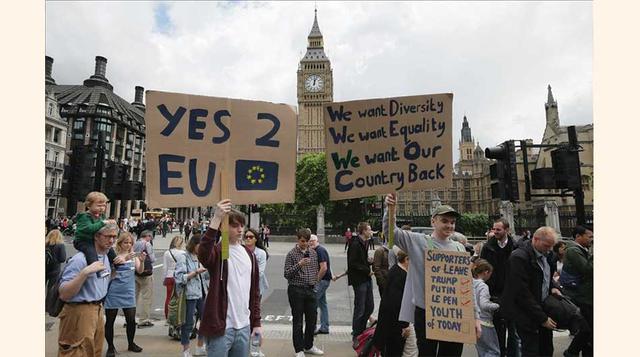 23 de junio: Gran Bretaña – Los británicos se pronuncian en un referéndum por 51,9% de los votos a favor de separarse de la Unión Europea el Brexit obligando al primer ministro David Cameron a renunciar. En julio, Theresa May lo reemplaza. (Foto: AP)