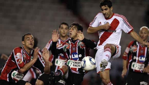 A diferencia de River Plate, la mayoría de los clubes barriales de Buenos Aires cuentan con recursos económicos escasos. (Foto: AP)