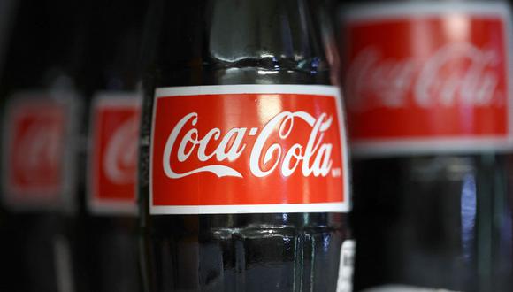Para prepararse para la esperada caída del poder adquisitivo de los consumidores, Coca-Cola señaló que estaba ampliando la distribución de botellas de vidrio retornables, más baratas, en mercados emergentes de América Latina y África. (Foto: JUSTIN SULLIVAN / GETTY IMAGES NORTH AMERICA / AFP)