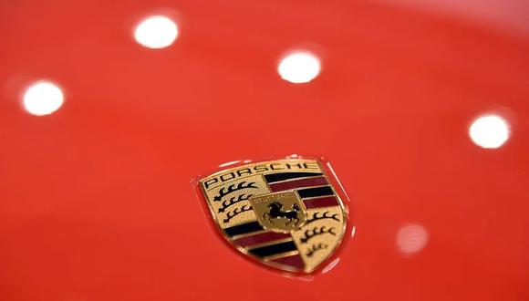 FOTO DE ARCHIVO: El logotipo del fabricante de automóviles alemán Porsche AG antes de la conferencia de prensa anual de la compañía en Stuttgart, Alemania, 17 de marzo de 2017. REUTERS/Lukas Barth