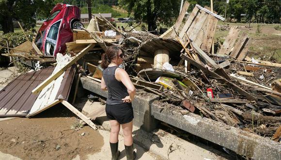 Una mujer observa los escombros en un puente de la ciudad de Waverly, Tennessee, el domingo 22 de agosto de 2021. (Foto: AP Foto/Mark Humphrey)