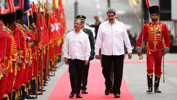 El presidente de Venezuela, Nicolás Maduro (d), recibe a su homólogo de Colombia, Gustavo Petro (i), previo a una reunión hoy, en el Palacio de Miraflores, en Caracas (Venezuela).  (Foto de EFE/ Rayner Peña R.)