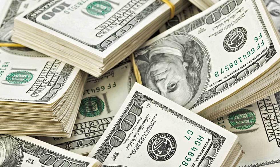 FOTO 1 | 1. No estás pensando de la manera adecuada

Como Napoleon Hill dijo en su histórico libro “Think and Grow Rich", la gente rica piensa diferente a los demás. Después de entrevistar a las 1,200 personas más ricas del mundo, Steve Siebold está de acuerdo con los resultados de Hill, entre algunos pensamientos que ambos acordaron se encuentran:

    Los ricos creen que la pobreza es la raíz de todo mal.
    Saben que ser egoísta puede ser una virtud.
    Tienen una mentalidad activa.
    Adquieren conocimientos específicos.
    Sueñan con el futuro.
    Siguen su pasión.
    Disfrutan los retos.
    Usan el dinero de otras personas.
    Se enfocan en ganar más, no solamente en ahorrar.
    Saben cuando tomar riesgos.En pocas palabras, si quieres volverte millonario empieza a cambiar la manera en la que piensas del dinero y el éxito.