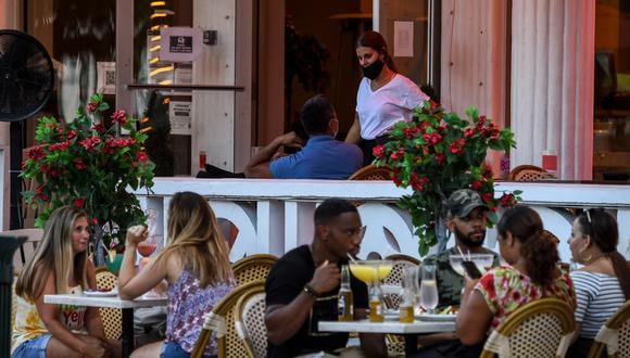 Indicadores más acotados, como comensales en restaurantes, brindan una medición precisa de la actividad en nichos de la economía. (Photo by CHANDAN KHANNA / AFP)