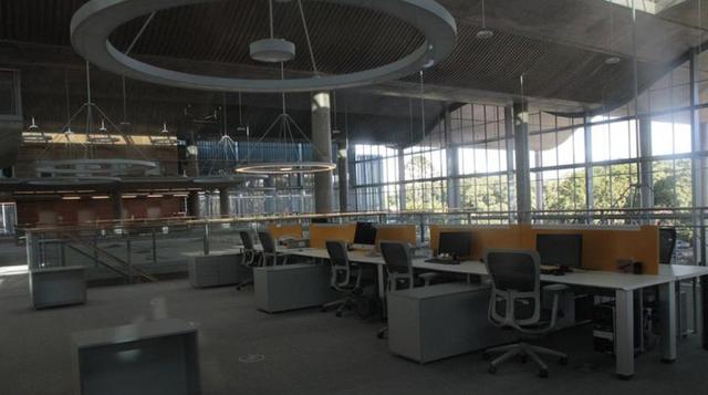 La planta baja con una capacidad para 1,500 empleados. Del total de la superficie construida, 13,000 m2 serán destinados a las cocheras que ocuparán tres subsuelos. Además del auditorio, con capacidad para 320 personas, la construcción tiene gimnasio y co