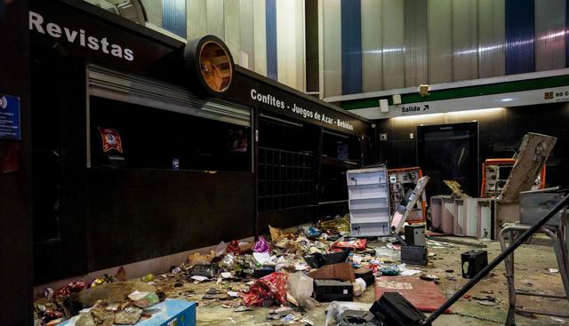 La noche del 18 de octubre una furia en masa y descontrolada redujo a latones chamuscados siete estaciones del metro, otras 25 con partes incendiadas y una gran cantidad deshechas por un vandalismo que arrancó del piso máquinas, tumbó torniquetes y hasta descuadró escaleras. (Foto: AFP)