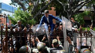 Guardias impidieron ingreso de Guaidó al Congreso