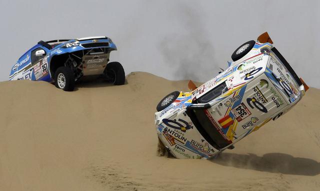 FOTO 1 | Los vehículos del Dakar sufren la dureza del desierto de Pisco y muchos se ven forzados a dejar la competencia a pocos minutos de haberla iniciado. (Foto: AFP)