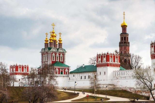 FOTO 10 | 10. El convento de Novodévichi. El Monasterio Novodévichi, también conocido como Monasterio Bogoróditse-Smolenski , es un monasterio de Moscú, creado para diferenciarlo del Monasterio Chúdov en el Kremlin de Moscú. Es uno de los monasterios que ha permanecido prácticamente intacto a lo largo de los años.