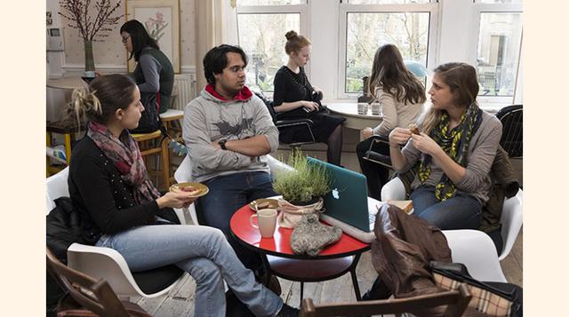 Las personas son capaces de utilizar Ziferblat como lugar de encuentro, para trabajar o para conocer gente nueva. Su fundador lo describe como "la red social en la vida real". (Foto: The Guardian)