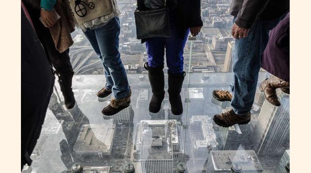 FOTO 9 | La famosa Torre Willis de Chicago invita a los visitantes a experimentar The Ledge (La cornisa), un balcón hecho de vidrio desde el suelo hasta el techo. En un día despejado, alcanzas a divisar hasta 80 kilómetros, ¡una vista que se extiende a lo largo de cuatro estados! The Ledge se encuentra en el 103.º piso, a una altura de 412 metros, y es un sitio popular para realizar propuestas de matrimonio.
