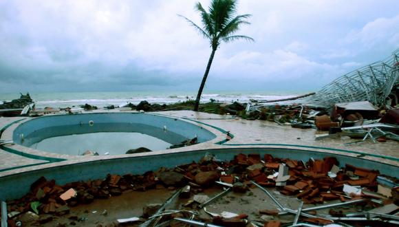 Cientos de edificios resultaron dañados por la ola, que golpeó playas del sur de la isla de Sumatra. (Foto: AFP)