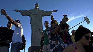 En Rio, una danza de palos de selfis a los pies del Cristo Redentor