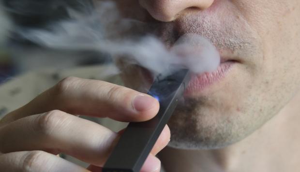 El vaporeo consiste en inhalar vapores creados por el calentamiento a alta temperatura de un líquido dentro del cigarrillo electrónico. (Foto: AFP)