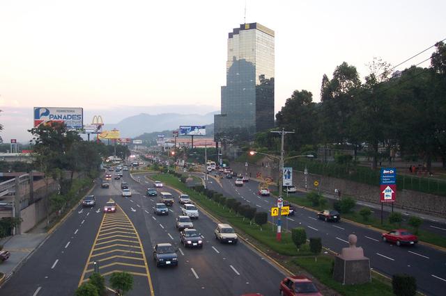 Y finalmente la ciudad de San Salvador en El Salvador, ocupa el décimo lugar como de la peor ciudad de Latinoamérica para conducir, y está en el puesto 184 a nivel global.
