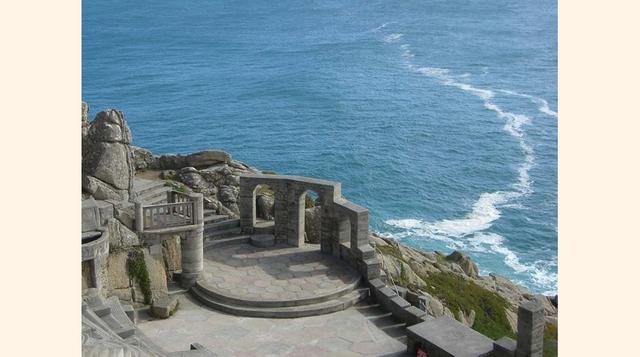 Minack Theater (Inglaterra). Con la vista al Porthcurno Bay, los espectadores se sientan sobre las rocas sin protección a la lluvia.