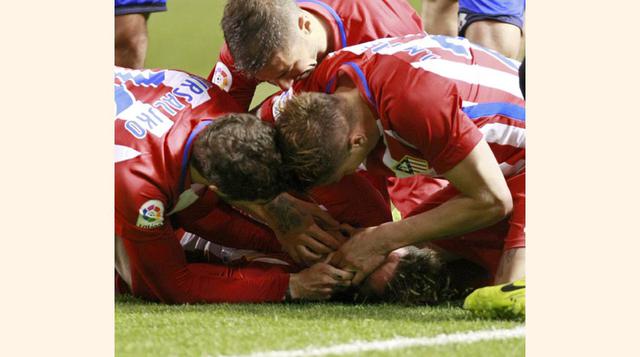 El jugador del Atlético de Madrid, Fernando Torres, ha sufrido un fuerte impacto en la parte posterior de su cabeza por el que perdió el conocimiento.(foto:elpaís).