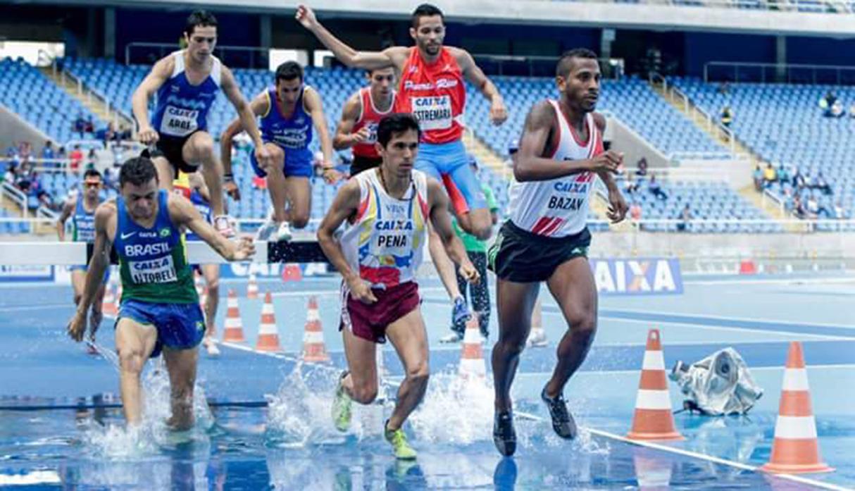 Mario Bazán se colgó la medalla de bronce para Perú. (Foto: Twitter Atletismo peruano)