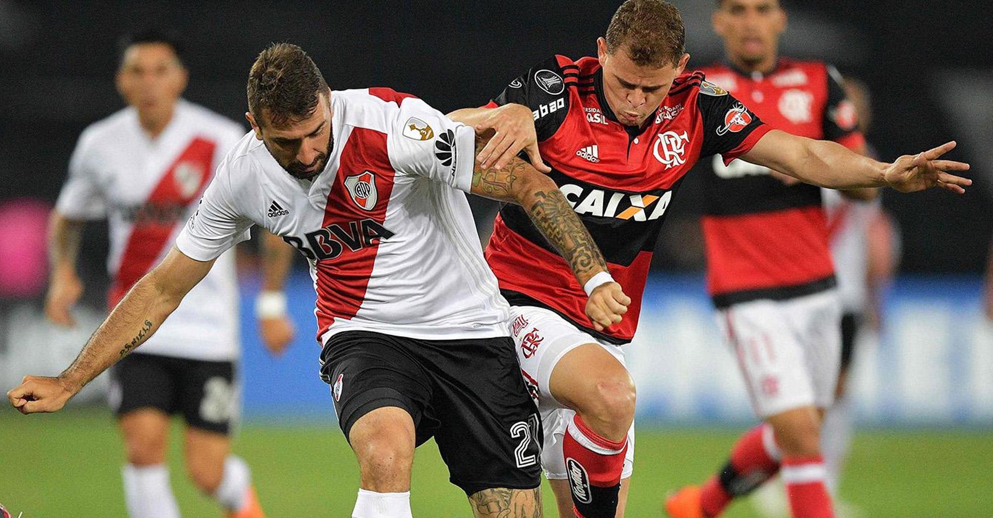 Foto 1 | Leve ventaja de River. Hasta en doce ocasiones se han medido Flamengo y River en torneos internacionales, entre ellos Copa Libertadores, Copa Mercosur y Supercopa Sudamericana, con una mínima ventaja para el equipo argentino que registra cinco triunfos frente a los cuatro del conjunto brasileño y los tres empates restantes. (Foto: AFP)