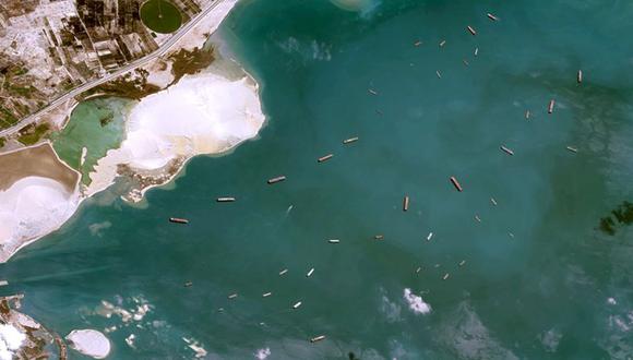 Imágenes satelitales muestran las embarcaciones que están esperando para cruzar el Canal de Suez. (© CNES2021, DISTRIBUTION AIRBUS DS).