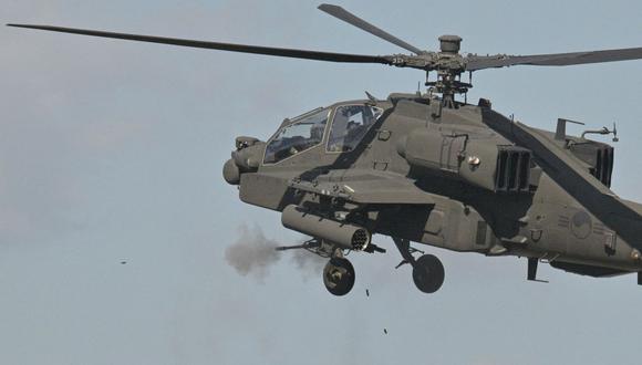 Un helicóptero Apache del Ejército de Corea del Sur dispara durante un ejercicio militar con fuego real el 20 de septiembre de 2022. (Anthony WALLACE / AFP).
