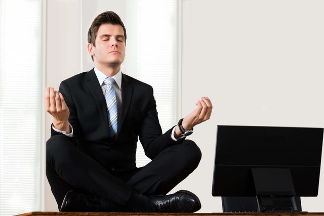 FOTO 7 | Controle sus pensamientos. La meditación, por ejemplo, es una herramienta poderosa de relajación. Con ella puedes distribuir mejor la energía y te permite enfocarte en una tarea a la vez, a mantener tu atención en el presente, a determinar tus prioridades y a generar pensamientos positivos.