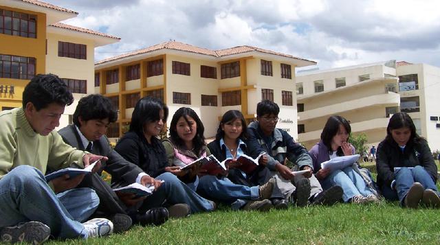Universidad Nacional de San Antonio Abad Del Cusco. Solo el 5% de los postulantes logra ingresar a la carrera de economía. El 2014 postularon 2,884 personas para 141 vacantes.