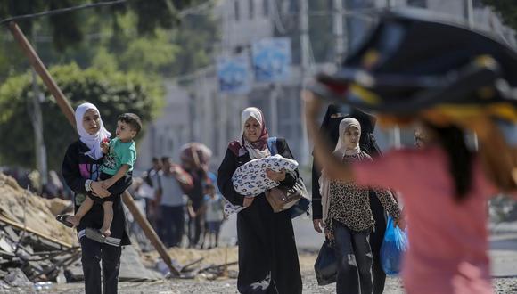 Mujeres y niños de la ciudad de Gaza comienzan a evacuar tras el aviso de Israel de una invasión terrestre en el norte de Gaza. EFE/MOHAMMED SABER